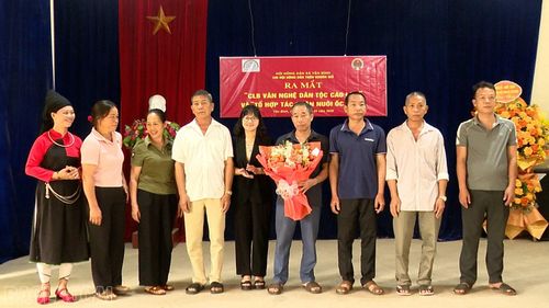 Lãnh đạo xã Yên Bình tặng hoa chúc mừng các thành viên Tổ hợp tác chăn nuôi ốc nhồi thôn Khuôn Giỏ.