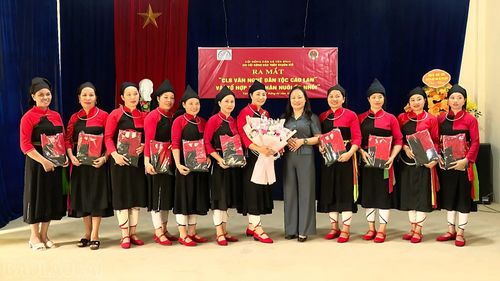 Lãnh đạo Hội Nông dân tỉnh tặng hoa chúc mừng các thành viên trong câu lạc bộ.
