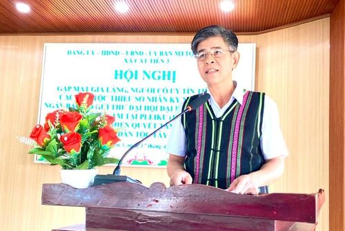 Bí thư Đảng ủy xã Cát Tiên 3 Nguyễn Văn Thanh ghi nhận và biểu dương đội ngũ già làng, người có uy tín đối với sự phát triển chung của địa phương