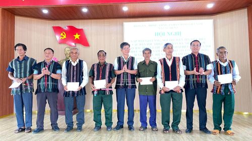 Lãnh đạo xã Cát Tiên 3 tặng quà tri ân các già làng, người có uy tín