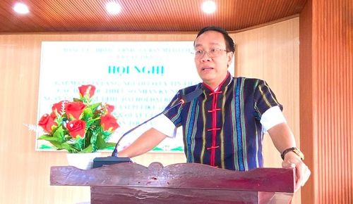 Chủ tịch UBND xã Cát Tiên 3 Trần Quang Trừng thông tin đến các già làng, người có uy tín những kết quả nổi bật về phát triển kinh tế - xã hội của địa phương thời gian qua