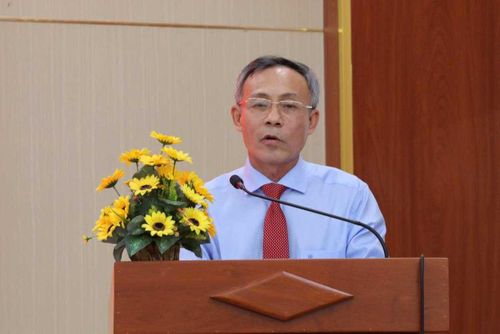 Đồng chí Nguyễn Văn Tám, Ủy viên Ban Thường vụ Tỉnh ủy, Bí thư Đảng ủy, Chủ tịch HĐND phường Phan Thiết phát biểu tại buổi sinh hoạt