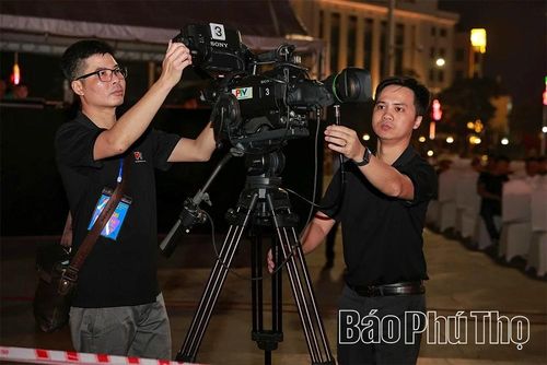 Cán bộ kỹ thuật Báo và Phát thanh, truyền hình kiểm tra tín hiệu, đường truyền của các máy quay.