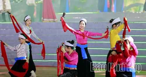 Hòa tấu Chiêng Mường - Đập nàng Khọt (dân ca Mường) đưa các di sản văn hóa đặc sắc của người Mường trên sân khấu chương trình.