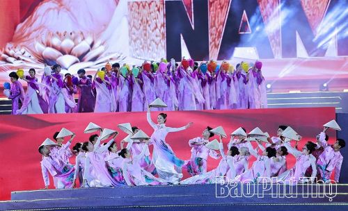 Tiết mục hát múa Cánh chim phượng hoàng và Việt Nam tinh hoa thể hiện khát vọng của tuổi trẻ tiếp nối ông cha.