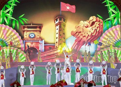 Tiết mục hát múa Việt Nam - Ngày mới mang đến không khí rộn ràng, vui tươi.