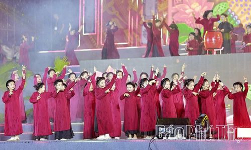 Nghệ nhân Nhân dân Nguyễn Thị Lịnh và các em học sinh trình diễn hát Xoan Phú Thọ tại chương trình.