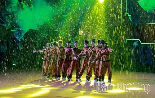 Cơn mưa nặng hạt càng làm cho khung cảnh chương trình lung linh, huyền ảo hơn.