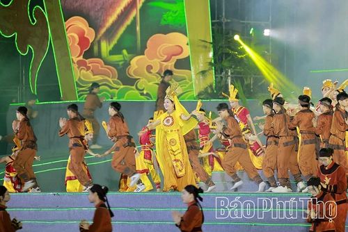 Hình tượng Quốc Mẫu Âu Cơ được tái hiện trên sân khấu.
