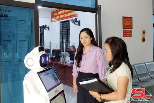 Người dân tương tác với robot AI để được hướng dẫn thực hiện thủ tục hành chính.