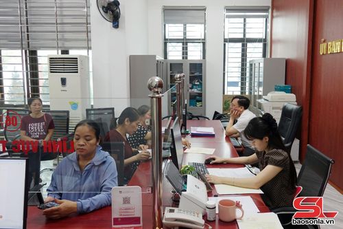 Người dân đến giao dịch tại Trung tâm Phục vụ hành chính công.