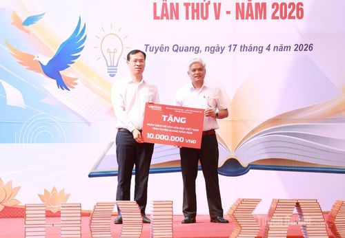 Lãnh đạo Viettel Tuyên Quang trao 10 triệu đồng tặng Quỹ khuyến học trường Phổ thông Dân tộc nội trú THPT Hà Giang.
