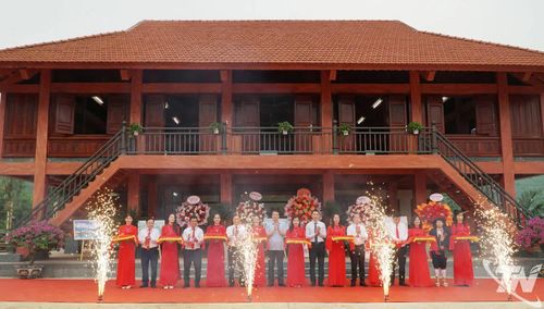 Các đại biểu cắt băng khánh thành Công trình điểm du lịch xã La Bằng.