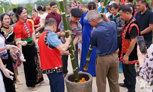 Người dân địa phương tham gia hoạt động giã bánh giầy.