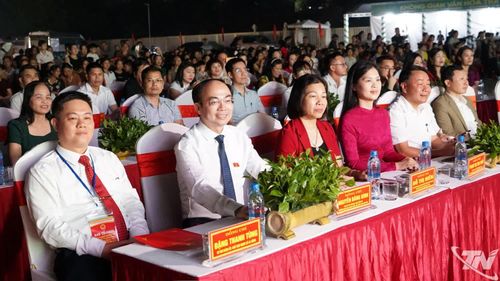 Đồng chí Nguyễn Đăng Bình, Phó Bí thư Thường trực Tỉnh ủy, Trưởng Đoàn đại biểu Quốc hội tỉnh và các đại biểu dự Lễ khai mạc mùa du lịch xã La Bằng.