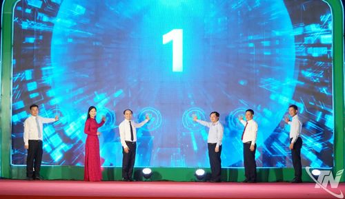 Các đại biểu thực hiện nghi thức khai mạc mùa du lịch xã La Bằng năm 2026.