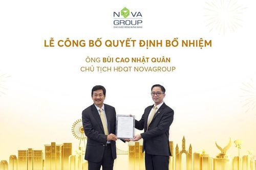 Ông Bùi Thành Nhơn trao quyết định bổ nhiệm vị trí Chủ tịch HĐQT Nova Group cho ông Bùi Cao Nhật Quân.