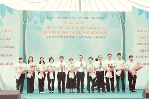 Lãnh đạo TP. Hồ Chí Minh tặng hoa giám đốc các trạm y tế