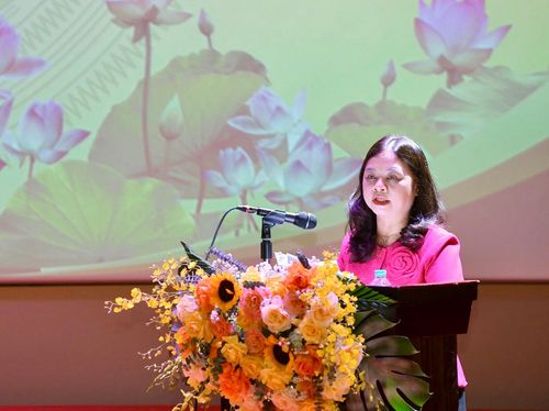 Phó Cục trưởng Cục Văn hóa các dân tộc Việt Nam Nguyễn Thị Hải Nhung báo cáo tại Hội nghị
