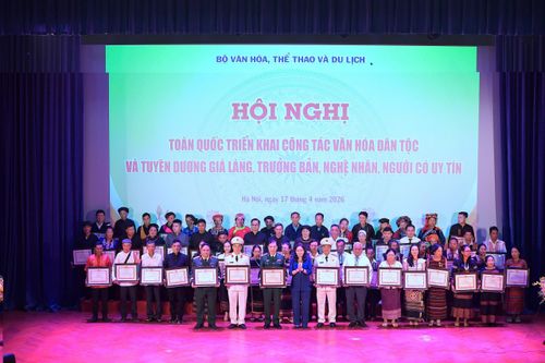 Thứ trưởng Trịnh Thị Thủy trao Bằng khen của Bộ trưởng Bộ Văn hóa, Thể thao và Du lịch cho các cá nhân có thành tích tiêu biểu trong công tác bảo tồn, phát huy giá trị văn hóa truyền thống các dân tộc tại địa phương