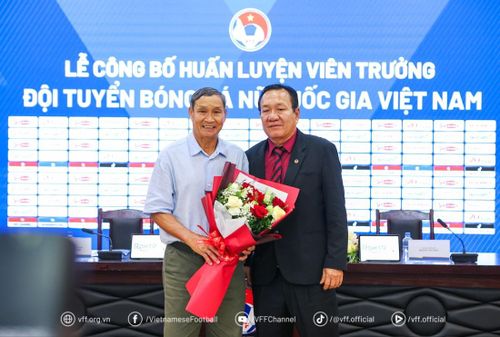 HLV Hoàng Văn Phúc tặng hoa HLV Mai Đức Chung, người được ví như một huyền thoại, đặc biệt với bóng đá nữ Việt Nam. Ảnh: VFF