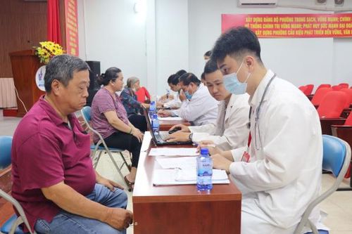 Người dân đến khám bệnh, tầm soát sức khỏe miễn phí.
