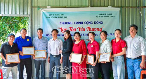 Ông Cao Thanh Quý, Chủ tịch Hội Người mù tỉnh Cà Mau và bà Hồng Cẩm Thúy, Phó Trưởng phòng Công tác xã hội, Bệnh viện Sản - Nhi Cà Mau, trao thư cảm ơn các nhà hảo tâm đồng hành cùng chương trình.