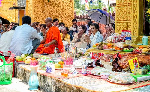 Đồng bào Khmer vào chùa cầu siêu cho linh hồn những người đã khuất vào ngày cuối của tết Chôl Chnăm Thmây.