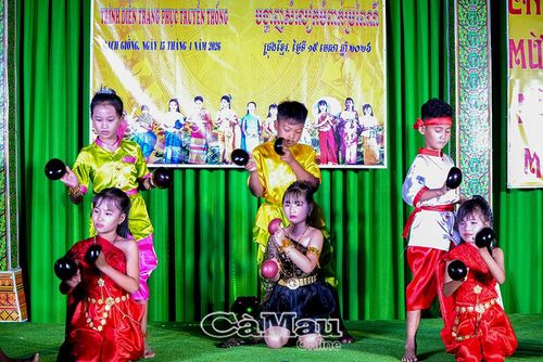 Các em nhỏ tham gia chương trình văn nghệ mừng năm mới.