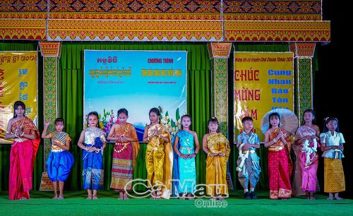Các em nhỏ tham gia hội thi trình diễn trang phục truyền thống trong dịp Tết Chôl Chnăm Thnây.