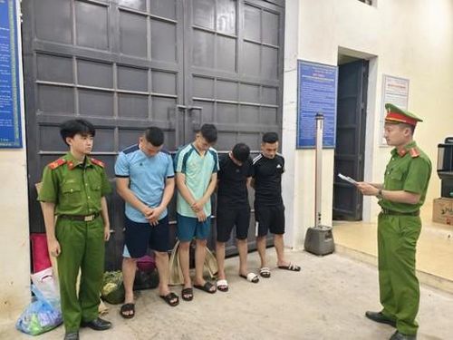 Tống đạt quyết định khởi tố đối với các đối tượng