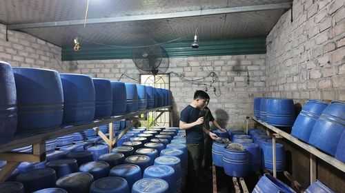 Cơ quan chức năng kiểm tra bên trong xưởng sản xuất giá đỗ trái phép có sử dụng chất cấm tại phường Mạo Khê.