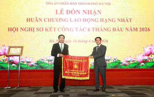 Phó Bí thư Thường trực Thành ủy Hà Nội Nguyễn Trọng Đông trao Cờ thi đua xuất sắc năm 2025 của UBND thành phố Hà Nội tặng tập thể Tòa án nhân dân thành phố Hà Nội. Ảnh Phạm Hùng