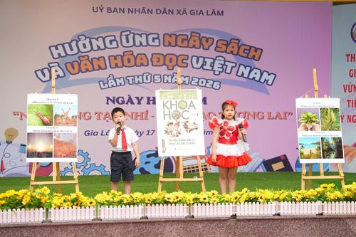 Các em học sinh với phần thi thuyết trình gian trưng bày sách nghệ thuật. Ảnh: Hoàng Anh.