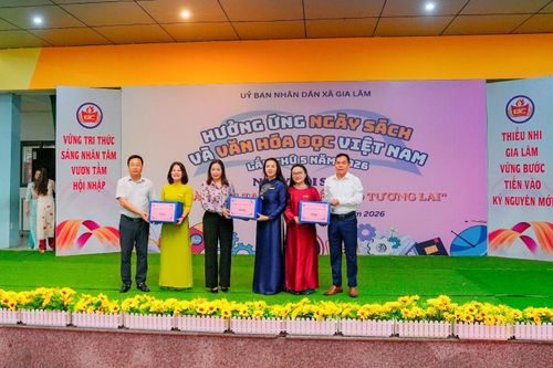 Lãnh đạo xã Gia Lâm trao tặng sách cho thư viện nhà trường. Ảnh: Hoàng Anh