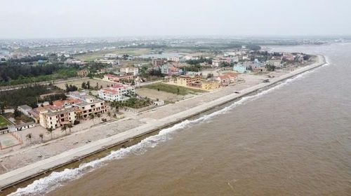 Theo chủ đầu tư, các hạng mục công trình được thi công trong điều kiện khó khăn do chịu ảnh hưởng trực tiếp của sóng biển và thủy triều.