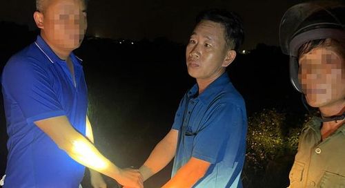 Đối tượng Trần Văn Thắng (ở giữa) bị bắt giữ.