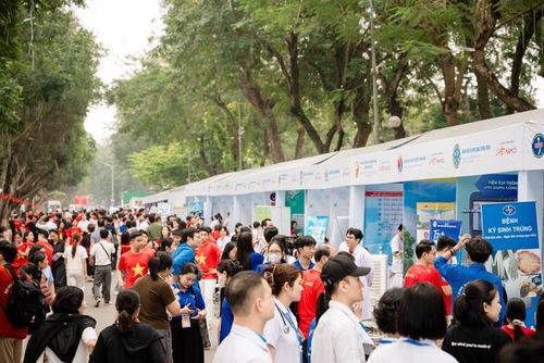 Đông đảo người dân đến chương trình khám bệnh, tư vấn sức khỏe miễn phí hưởng ứng Ngày Sức khỏe toàn dân 7/4.