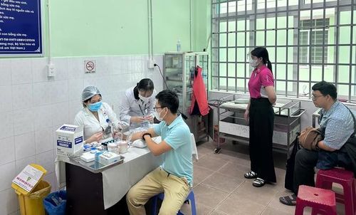 Các bạn trẻ khám sức khỏe tiền hôn nhân trong ngày phát động chiến dịch.