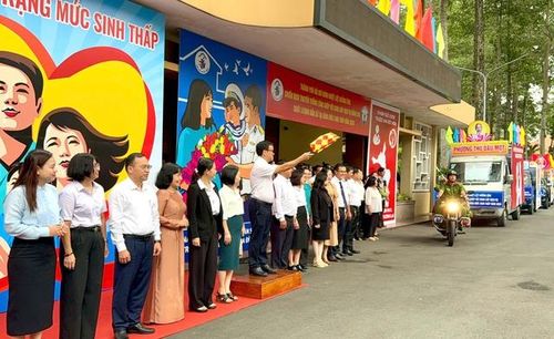 Phó Giám đốc Sở Y tế TPHCM Huỳnh Minh Chín phất cờ phát động chiến dịch truyền thông lồng ghép.