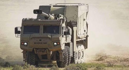 Nó được chế tạo để bắn ở tầm xa lên đến 40 km và có thể duy trì tốc độ bắn nhiều phát mỗi phút. Khả năng cơ động cho phép nhanh chóng thay đổi vị trí, giảm nguy cơ bị nhắm mục tiêu sau khi khai hỏa.