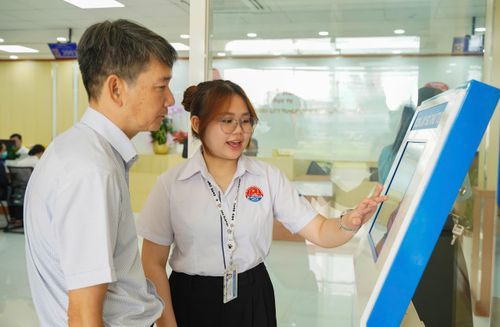 Người dân tại Trung tâm phục vụ hành chính công TP.HCM. Ảnh: THUẬN VĂN