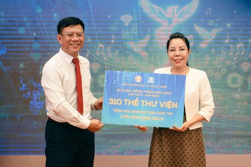  Trong lễ khai mạc, lãnh đạo Sở Văn hóa - Thể thao Thành phố đã trao tặng 310 thẻ thư viện miễn phí cho các em học sinh đạt giải trong hội thi "Lớn lên cùng sách" lần thứ 11. Hoạt động này nhằm hiện thực hóa mục tiêu hình thành năng lực tự học và xây dựng một thế hệ trẻ yêu sách cho siêu đô thị tương lai. 