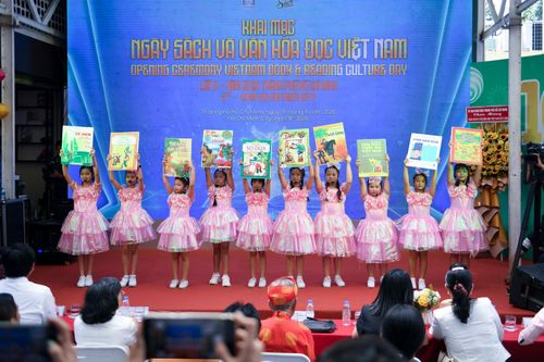  Ngày hội Sách và Văn hóa đọc Việt Nam lần thứ 5 - năm 2026 tại TP.HCM sẽ tổ chức 31 chương trình trọng điểm tại Đường Sách Nguyễn Văn Bình cùng 27 hoạt động chung lan tỏa khắp 168 xã phường, nổi bật với những mô hình đột phá như "Thư viện Người", hội sách khuyến đọc tại chung cư và các lớp tập huấn ứng dụng AI hỗ trợ người khiếm thị tiếp cận tri thức. 