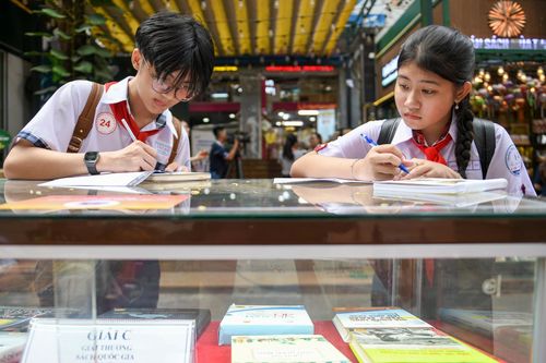  Hệ thống triển lãm tại Đường Sách Nguyễn Văn Bình năm nay được thiết kế như một "trường học mở" với 7 không gian chuyên sâu kết nối giữa di sản và công nghệ. Độc giả có thể trải nghiệm hành trình của tờ giấy Dó truyền thống hoặc quét mã QR để tra cứu trực tiếp các tư liệu quý hiếm như tờ Gia Định báo hay các bộ sử triều Nguyễn. 