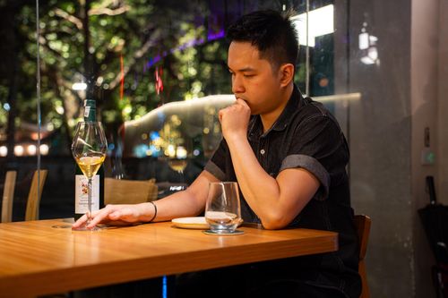  Sommelier Triết Nguyễn cho rằng không có vang “khó uống”, vấn đề nằm ở cách người uống lựa chọn và trải nghiệm. 