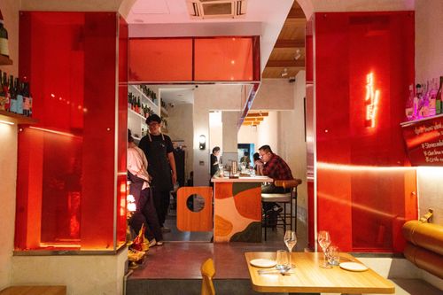  Không gian mở, giá dễ tiếp cận giúp vang gần gũi hơn, nhưng cũng đặt ra câu hỏi về cách thưởng thức đúng. 