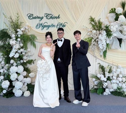 Văn Toàn chụp hình cùng vợ chồng em gái Nguyễn Nụ. Ảnh: vatonguyen96/Instagram.