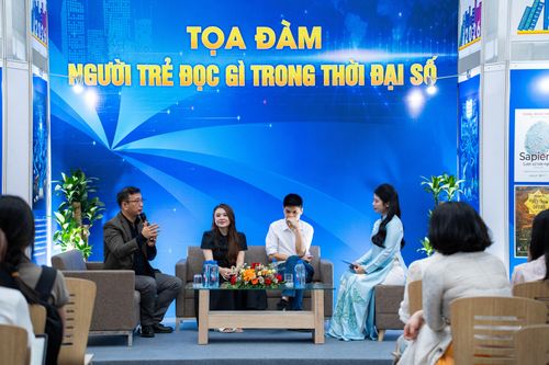  Điểm nhấn của sự kiện là Tọa đàm Người trẻ đọc gì trong thời đại số. Các diễn giả đã có nhiều chia sẻ về cách chọn sách, cách đọc sách trong thời đại mạng xã hội và AI đang chiếm lĩnh nhiều phần không gian và thời gian của con người. TS Đỗ Anh Đức nhấn mạnh hiện nay, sự đọc như một cách con người phản tư trước dòng chảy không ngừng nghỉ của thông tin, của biến động xã hội. 