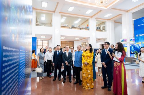  Các đại biểu tham quan không gian triển lãm tại Thư viện Quốc gia Việt Nam. Tại không gian này, lịch sử phát triển của sách đã được trình bày chi tiết. Theo đó, từ những trang sách truyền thống nơi lưu giữ văn hóa, văn minh của nhân loại, tri thức tiếp tục được mở rộng, lan tỏa trong không gian số, nơi mọi giới hạn dần được thu hẹp và khả năng tiếp cận trở nên linh hoạt hơn. 